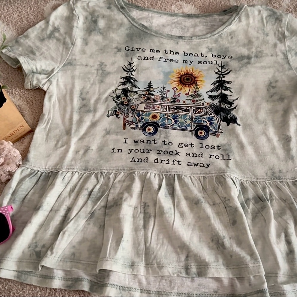 Upcycled graphic by ME on this wonder nation kids top in a size 10.  ♻️